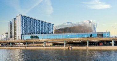 Stockholm Rıhtım Kongresi Merkezi, İsveç 'in merkezindeki Klarabergsviadukten köprüsünde yer alan ve Riddarfjarden Körfezi' ne bakan 2011 yılı modern mimari binası. 