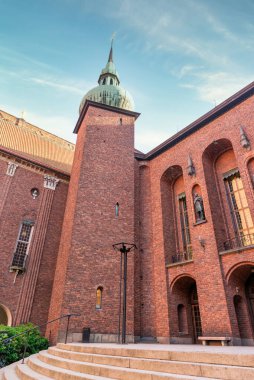 Stockholm Belediye Binası, İsveççe: Stadshuset, Kungsholmen Adası 'nın doğu ucunda, Riddarfjarden' in kuzey kıyısının yanında ve İsveç 'in Riddarholmen ve Sodermalm adalarının karşısında yer almaktadır.