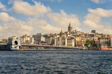 Türkiye 'nin İstanbul kentsel manzarası, arka planda geleneksel balık restoranları ve Galata Kulesi bulunan Galata Köprüsü' ne bakan Boğaz manzaralı