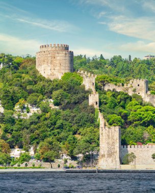 Rumelihisari, Bogazkesen Şatosu veya Rumeli Şatosu harabeleri, güneşli bir günde, Osmanlı Sultanı 2. Mehmet tarafından inşa edilen İstanbul, Türkiye 'nin İstanbul kentindeki İstanbul Boğazı' nın Avrupa yakasında yer alıyor.