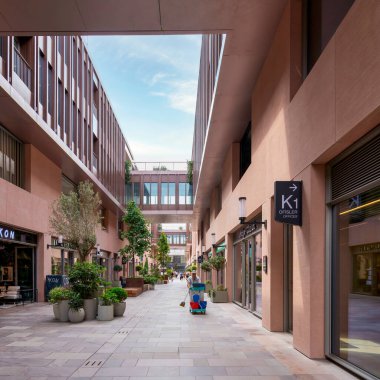 İstanbul, Türkiye - 31 Ağustos 2022: Galataport 'taki iç geçit, Boğaz kıyısı boyunca yer alan bir karma kullanım geliştirmesi, Karaköy ilçesi