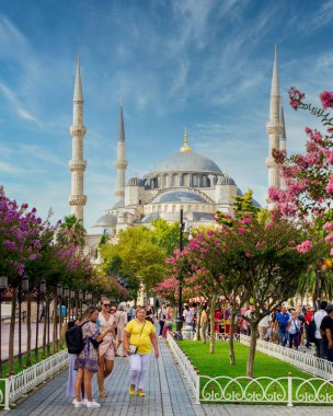 İstanbul, Türkiye - 30 Ağustos 2022: Mavi Cami veya Sultan Ahmet Camii, bir yaz günü turistlerin geldiği kalabalık Sultan Ahmed meydanında