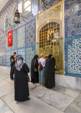 İstanbul, Türkiye - Eylül 12022: Ebu Eyyub el Ansari 'nin Eyüp el-Ansari' deki mezarının önünde namaz kılan insanlar