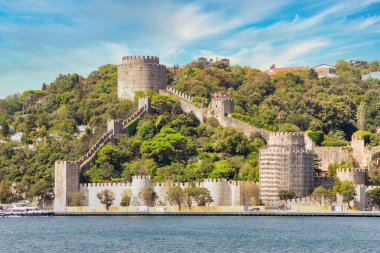 Rumelihisari, Bogazkesen Şatosu veya Rumeli Şatosu harabeleri, güneşli bir günde, Osmanlı Sultanı 2. Mehmet tarafından inşa edilen İstanbul, Türkiye 'nin İstanbul kentindeki İstanbul Boğazı' nın Avrupa yakasında yer alıyor.