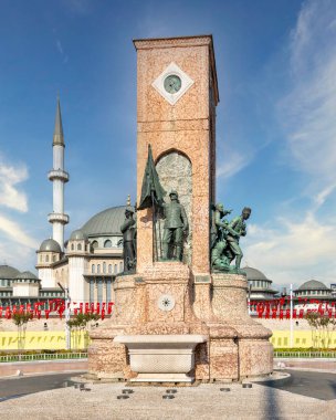 Cumhuriyet Anıtı ya da Cumhuriyet Anıtı, Taksim Camii 'nin arka planında güneşli bir yaz günü, İstanbul, Türkiye