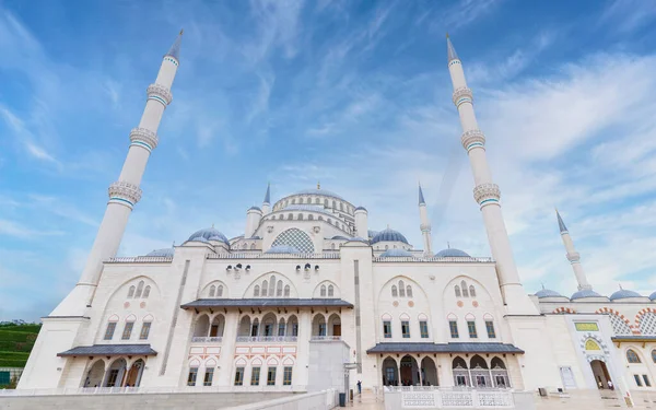 Niedrige Aufnahme Der Grand Camlia Moschee Oder Buyuk Camlica Camii — Stockfoto