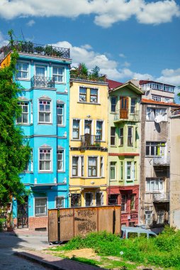  Eski Balat ilçesindeki geleneksel renkli evler, bir yaz günü, İstanbul, Türkiye