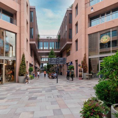 İstanbul, Türkiye - 31 Ağustos 2022: Galataport 'taki iç geçit, Boğaz kıyısı boyunca yer alan bir karma kullanım geliştirmesi, Karaköy ilçesi