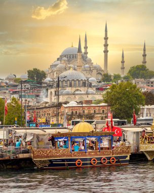İstanbul, Türkiye - 25 Ağustos 2022: Eminonu ilçesinde balık sandviçi servis eden geleneksel fast food sandalı, günbatımından önce Rustem Paşa Camii ve Süleyman Camii
