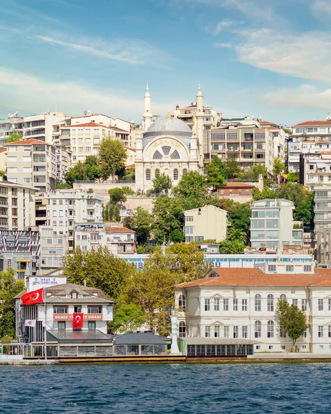 Kilátás Bosphorus Szorosból Karakoy Kerületben Kilátással Cihangir Mecset Hagyományos Házak — Stock Fotó