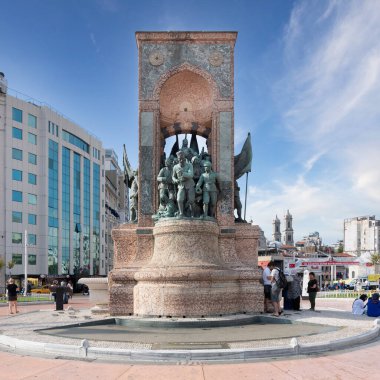 İstanbul, Türkiye - 2 Eylül 2022: Cumhuriyet Anıtı veya Cumhuriyet Aniti Heykeli, Taksim Meydanı 'nda güneşli bir yaz gününde