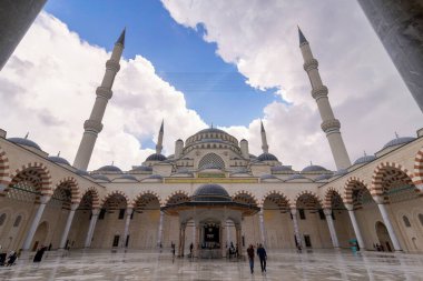İstanbul, Türkiye - 1 Eylül 2022: Büyük Camlia Camii 'nin avlusu, ya da 2019 yılında inşa edilmiş ve Uskudar ilçesindeki Camlica Tepesi' nde çok az turist bulunan bir modern İslam kompleksi olan Buyuk Camlica Camii.