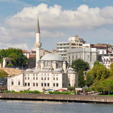 İstanbul 'un Beyoğlu ilçesi Azapkapı Mahallesi' nde Atatürk Köprüsü 'nün yanındaki Atatürk Köprüsü' ne uyan Osmanlı İmparatorluğu 'na bakan Sokollu Mehmed Paşa Camii' nden görüntü