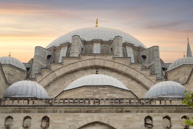 Osmanlı döneminden kalma İmparatorluk Camii 'nin dış açılı çekimleri, 1557 yılında İstanbul, Türkiye' nin Üçüncü Tepesi 'nde inşa edilen ikinci büyük camii Süleyman Camii.