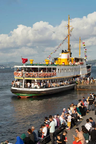 Istanbul Turquie Août 2022 Les Passagers Quittent Ferry Boat Bondé — Photo
