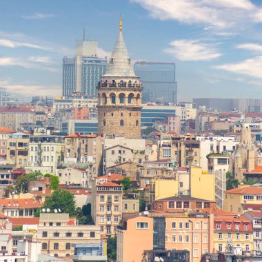 İstanbul kenti, Türkiye 'nin Altın Boynuz binalarının Galata Kulesi ile deniz manzarası