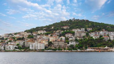 Marmara Denizi 'nden Kinaliada adasının geleneksel yazlık ve tekneleriyle manzarası, İstanbul, Türkiye