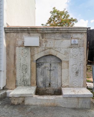 Haci Hasan Cesmesi, Mermer çeşme, yine Sabil, 1713 yılında Elhac Hasan Efendi tarafından yapılmış, Sultanahmet Meydanı yakınlarındaki Oyuncu Caddesi, Fatih ilçesi, İstanbul, Türkiye