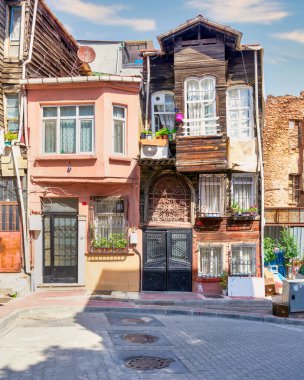 Eski Balat ilçesindeki eski güzel ahşap ve taş evler, bir yaz günü, İstanbul, Türkiye
