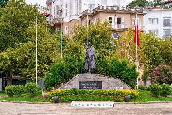 Uma Das Principais Praças Buyukada Ilha Dos Príncipes Com Estátua — Fotografia de Stock