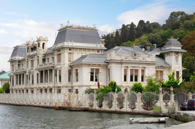 Mısır Konsolosluğu 'nun bebek, İstanbul, Türkiye' de bulunan ve eskiden HM 2. Abbas Hilmi Yazlık Sarayı olan Boğaz 'ın Avrupa yakasında bulunan sanat yenilikçiliği tarzı binası.