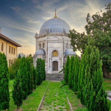 İstanbul, Türkiye 'nin Eyupsultan ilçesine uygun Osmanlı Sultanı Reşat Rashad' ın mezarı, tadilattan sonra, gün batımından önce