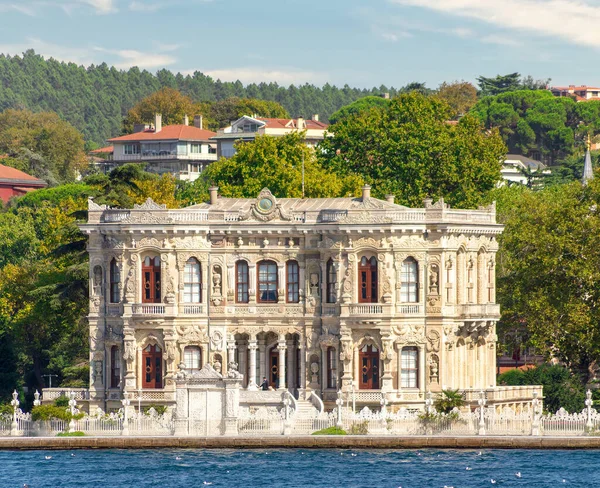 İstanbul, Türkiye - 29 Ağustos 2022: Kucuksu Pavyonu, nam-ı diğer Küçük Su Pavyonu, Beykoz 'un Kucuksu Mahallesi' nde yer alan bir yaz köşkü.