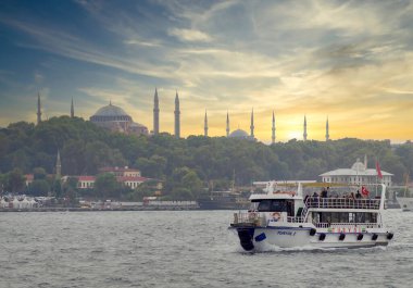 İstanbul, Türkiye - 26 Ağustos 2022: Modern feribot İstanbul yakınlarındaki Marmara Denizi 'nde, Ayasofya Camii ise uzak uçta