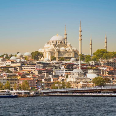 İstanbul, Türkiye - 29 Ağustos 2022: İstanbul şehir manzarası, Galata Köprüsü 'ne tepeden bakan Karaköy ve Süleyman Camii' nden bir yaz günü