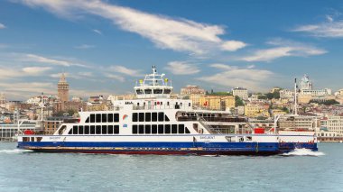 İstanbul, Türkiye - 25 Ağustos 2022: Arka planda Galata Kulesi ile birlikte İstanbul Boğazı 'na giden modern feribot