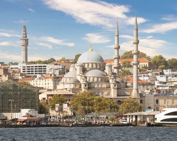 イスタンブールゴールデンホーンラステムパシャモスク イスタンブール トルコを見下ろすEminonu広場からの街の景色 — ストック写真