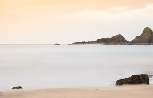 Solnedgang på stranden – stockfoto