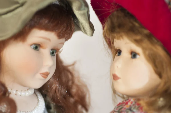 Retrato de duas bonecas velhas — Fotografia de Stock