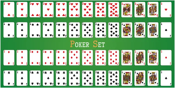 Yeşil arkaplanda izole edilmiş kartlarla poker seti