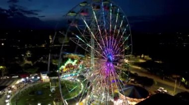 Pampulha Gölü, Belo Horizonte, Brezilya 'daki Guanabara Lunaparkı' nın aydınlık dönme dolabı. Pampulha Gölü, Belo Horizonte 'deki Guanabara Lunaparkı' nın aydınlık dönme dolabı. Pampulara Gölü Lunaparkı 'nın aydınlık dönme dolabı..