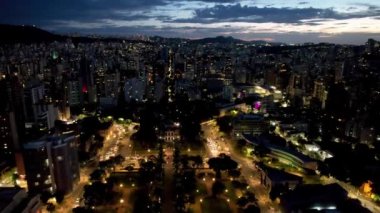 Brezilya, Belo Horizonte Meydanı 'nda gün batımı manzarası. Şehir merkezi manzaralı. Belo Horizonte Meydanı, Brezilya 'da gün batımı manzaralı. Şehir merkezi manzaralı. Belo Horizonte Meydanı, Brezilya 'da gün batımı manzaralı. Şehir merkezi görünümü.