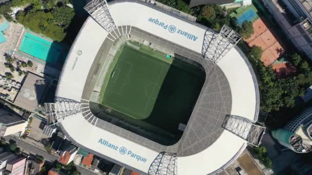 サンパウロ ブラジルのアリアンツ パーク サンパウロ市ブラジルでのスポーツ風景サッカースタジアムフィールドの空中風景 サッカー場近くの街並み — ストック動画