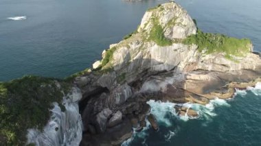 Rio de Janeiro Brezilya 'da yaz seyahatinin havadan manzarası. Coast City 'nin simgesi. Tropik seyahat. Yaz manzarası.