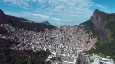 Rio de Janeiro Brezilya 'nın havadan manzarası. Tropik plaj manzarası. Sahil şehrinin kartpostalı. Seyahat yerleri.
