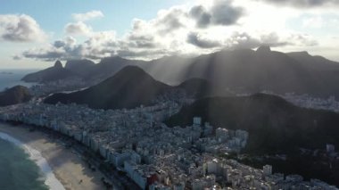 Rio de Janeiro Brezilya 'nın havadan manzarası. Tropik plaj manzarası. Sahil şehrinin kartpostalı. Seyahat yerleri.