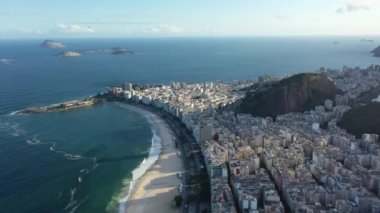 Rio de Janeiro Brezilya 'nın havadan manzarası. Tropik plaj manzarası. Sahil şehrinin kartpostalı. Seyahat yerleri.