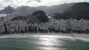 Rio de Janeiro Brezilya 'da yaz seyahatinin havadan manzarası. Coast City 'nin simgesi. Tropik seyahat. Yaz manzarası.