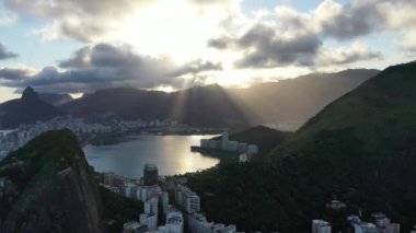 Rio de Janeiro Brezilya 'nın havadan manzarası. Tropik plaj manzarası. Sahil şehrinin kartpostalı. Seyahat yerleri.