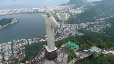 Rio de Janeiro Brezilya 'daki Kurtarıcı İsa heykelinin hava manzarası. Coast City 'nin simgesi. Tropik seyahat. Yaz manzarası. Uluslararası seyahat.