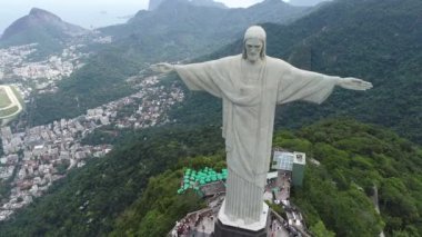 Rio de Janeiro Brezilya 'daki Kurtarıcı İsa heykelinin hava manzarası. Coast City 'nin simgesi. Tropik seyahat. Yaz manzarası. Uluslararası seyahat.