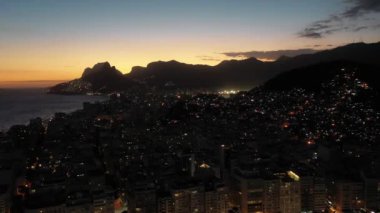 Rio de Janeiro Brezilya 'nın havadan manzarası. Tropik plaj manzarası. Sahil şehrinin kartpostalı. Seyahat yerleri.