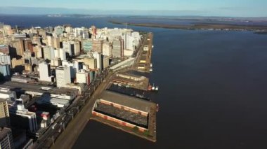 Porto Alegre Brezilya şehir merkezi. Rio Grande do Sul Eyaleti. Şehrin turizm simgesi olan şehir manzarası. Tarihi merkez.