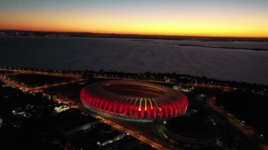 Porto Alegre Brezilya 'da gün batımı. Brezilya 'nın ufuk çizgisi. Rio Grande do Sul Brezilya 'nın Porto Alegre şehrindeki binalar.