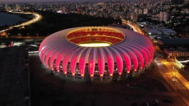 Porto Alegre Brezilya 'daki Beira Rio futbol sahasının gece hava görüntüsü. Gece silueti şehri. Porto Alegre eyaleti Rio Grande do Sul Brazil 'deki futbol sahası spor merkezi..