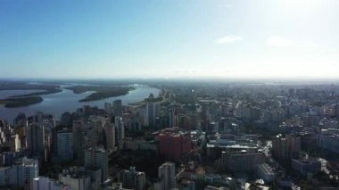 Porto Alegre Brezilya şehir merkezi. Rio Grande do Sul Eyaleti. Şehrin turizm simgesi olan şehir manzarası. Tarihi merkez.